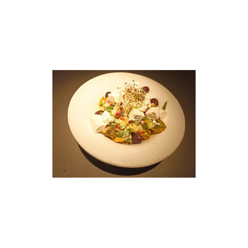 Salade grecque : Artichaut, concombre, tomate, oignon, courgette, feta, herbes du jardin…