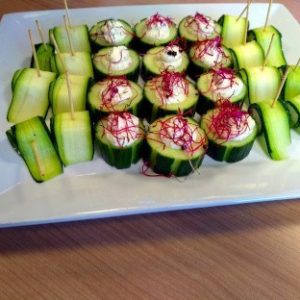 assortiment roulé de courgette et puit de concombre