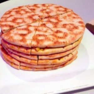 Pain surprise Norvégien : saumon fumé, jambon cru, poulet, fromage frais, rillette de canard, tarama, tartare de crevettes....
