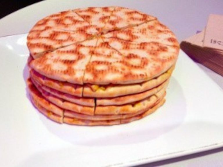 Pain surprise Norvégien : saumon fumé, jambon cru, poulet, fromage frais, rillette de canard, tarama, tartare de crevettes....