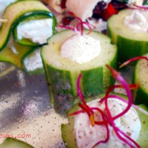 assortiment roulé de courgette et puit de concombre
