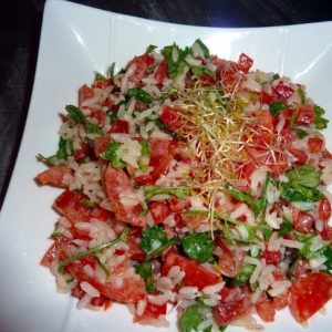 Salade Andalouse : tomates, poivron ou piments, riz, ail, oignons, persils, Vinaigrette.