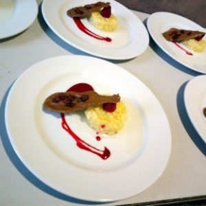 Tartare d’ananas au basilic et sont coulis, croustille de mélasse sorbet genépi
