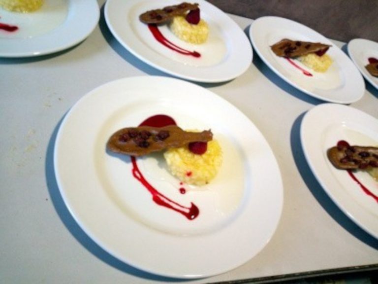 Tartare d’ananas au basilic et sont coulis, croustille de mélasse sorbet genépi