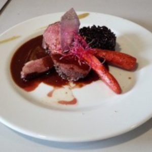 Demi magret de canard IGP BT Cynthia et jus de viandes aux agrumes*. Oignons, carotte* accompagné d’un risotto nero