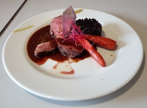 Demi magret de canard IGP BT Cynthia et jus de viandes aux agrumes*. Oignons, carotte* accompagné d’un risotto nero