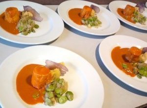 Tournedos de poulet sauce armoricaine accompagnée d’une purée de céleri et légumes de saisons