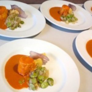Tournedos de poulet sauce armoricaine accompagnée d’une purée de céleri et légumes de saisons