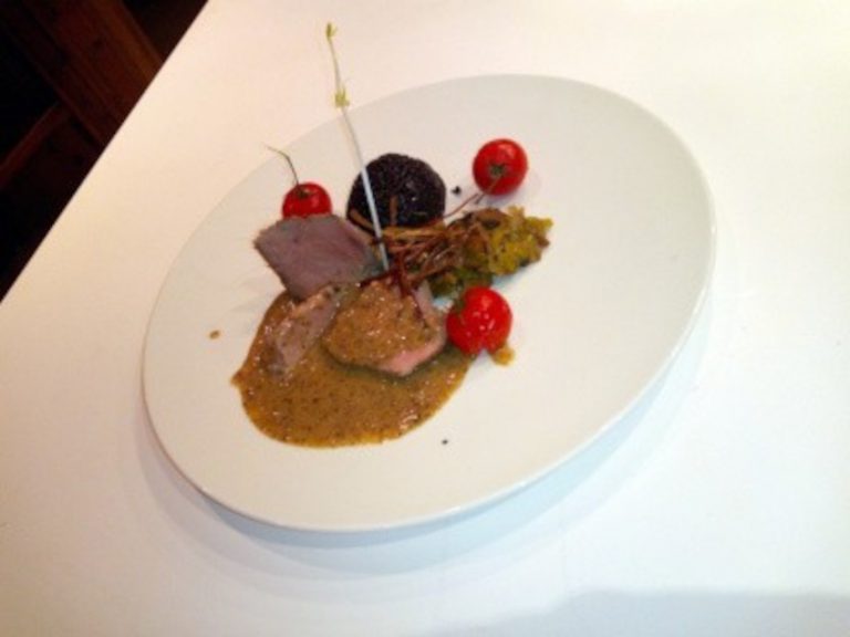 Pavé de veau basse température grillé à la plancha, sauce et garniture bretonne, tomates confites, risotto nero