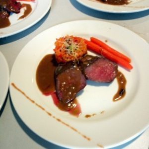 Pavé de bœuf cuit à basse température sauce au poivre vert*, fricassée créole, oignons*, ananas*, poivron* et carotte* vapeur