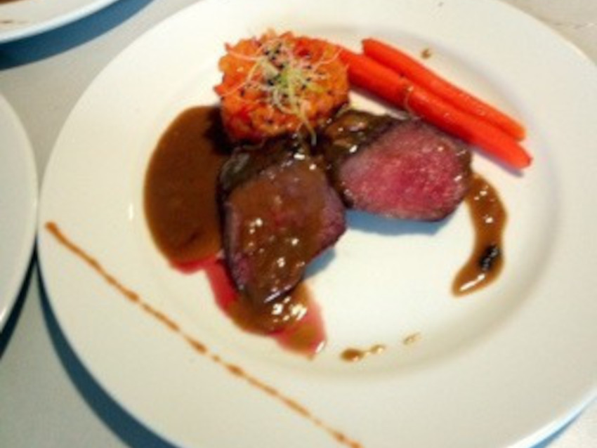 Pavé de bœuf cuit à basse température sauce au poivre vert*, fricassée créole, oignons*, ananas*, poivron* et carotte* vapeur