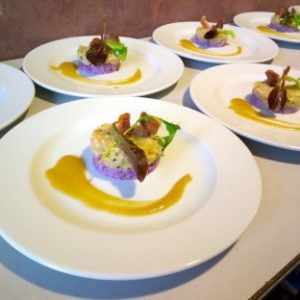 Tartares de daurades aux radis rose, vinaigre de fenouil crémeux, croustille de pomme de terre et jeunes pousses