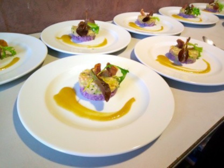Tartares de daurades aux radis rose, vinaigre de fenouil crémeux, croustille de pomme de terre et jeunes pousses