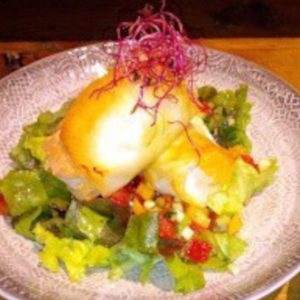 Salades provençale et croustilles de brebis en filo