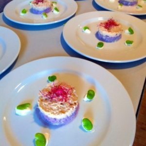 Crabes en mayonnaise, radis bleu, fèves, germes et sauce acidulé