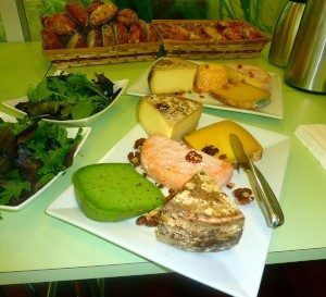 Assortiment de fromages sur plateau