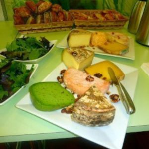 Assortiment de fromages sur plateau