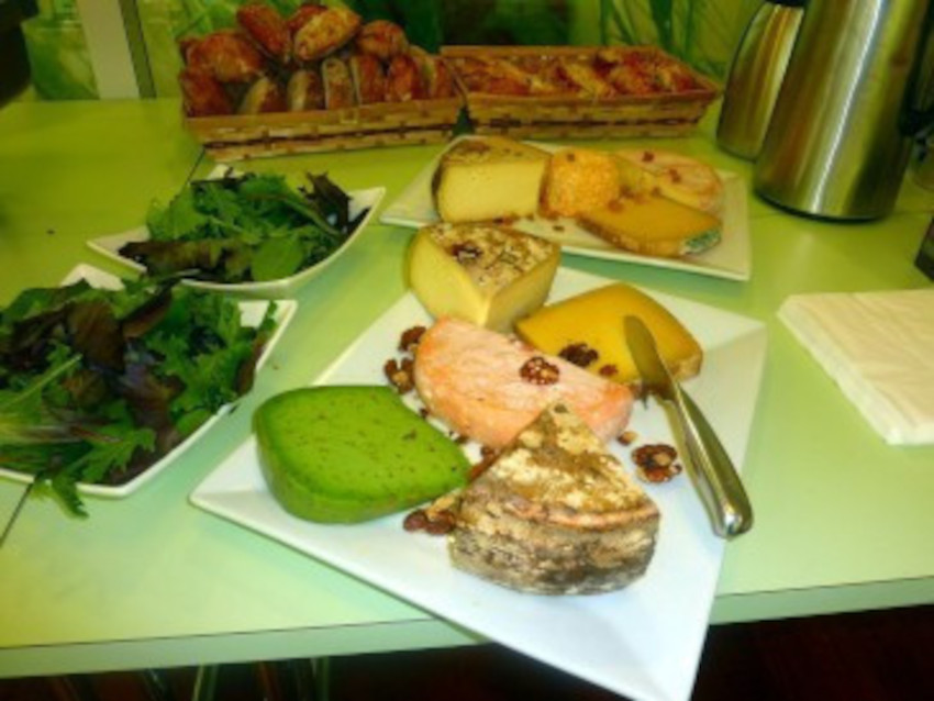 Assortiment de fromages sur plateau