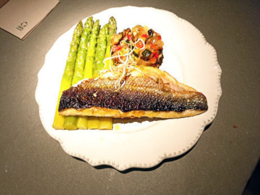 Filet de bar grillé, asperge verte et mini ratatouille sauce au choix