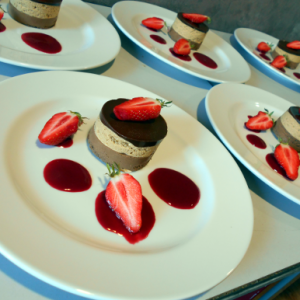 Entremet chocolat, tonka, fraise ou framboise, glace vanille
