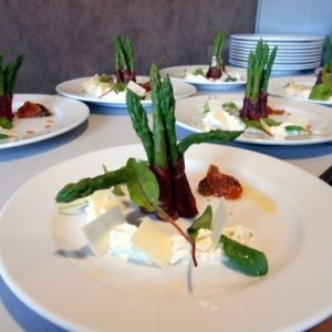 Asperges au bœuf fumé, espumas d'asperges, jeunes pousse, tomate confite et copeaux de parmesan