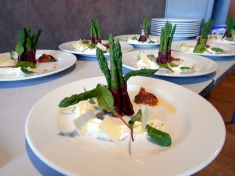 Asperges au bœuf fumé, espumas d'asperges, jeunes pousse, tomate confite et copeaux de parmesan