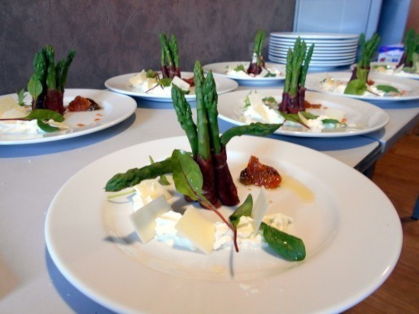 Asperges au bœuf fumé, espumas d'asperges, jeunes pousse, tomate confite et copeaux de parmesan