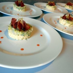 Céleri rémoulade, tartare de saint jacques, chips de filet mignon et acidulé de poivron