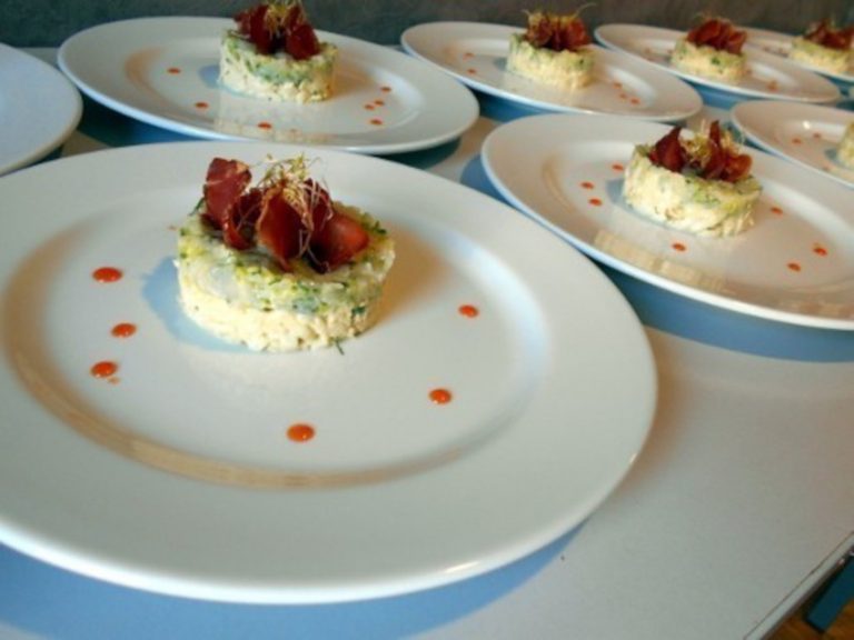 Céleri rémoulade, tartare de saint jacques, chips de filet mignon et acidulé de poivron