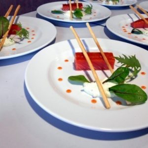 Saumon mariné aux épices d'orient, tzatziki, jeunes pousses et gressin