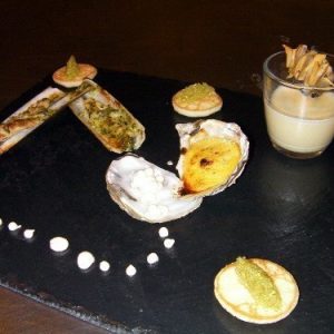 Cappuccino normand de coque accompagnée de son couteau en persillades, son huître chaude et ces perles d’Huître