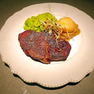 Filet de bœuf sauce aux morilles, fricassée de fèves, crémeux de poireaux et navet