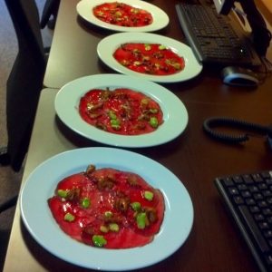 Carpaccio de bœuf fumé, fève et girolles