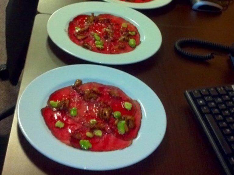 Carpaccio de bœuf fumé, fève et girolles