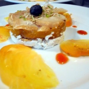 Carpaccio de saint jaques fumée sur un carpaccio de tomate ananas et brebis frais façon tzatziki