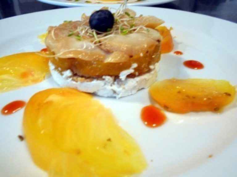 Carpaccio de saint jaques fumée sur un carpaccio de tomate ananas et brebis frais façon tzatziki