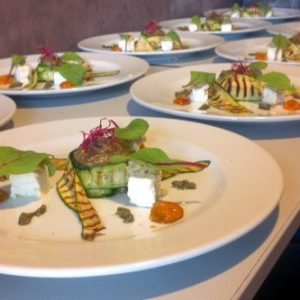 Caviar d’aubergine, courgette grillées, tomate confite, feta, pistou et jeunes pouces