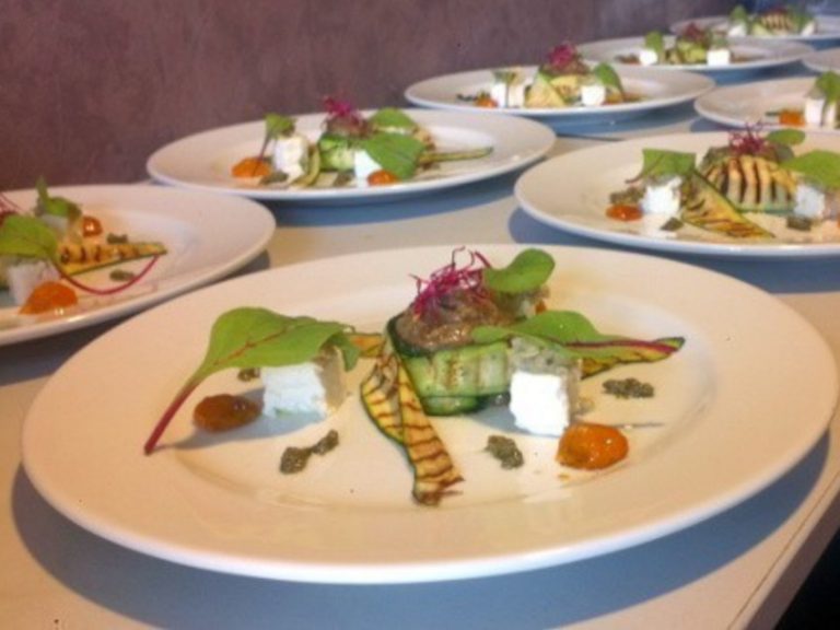 Caviar d’aubergine, courgette grillées, tomate confite, feta, pistou et jeunes pouces