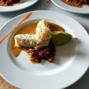chou leaux de printemps de lotte, accompagnée d’une purée de pois cassées et mini ratatouille