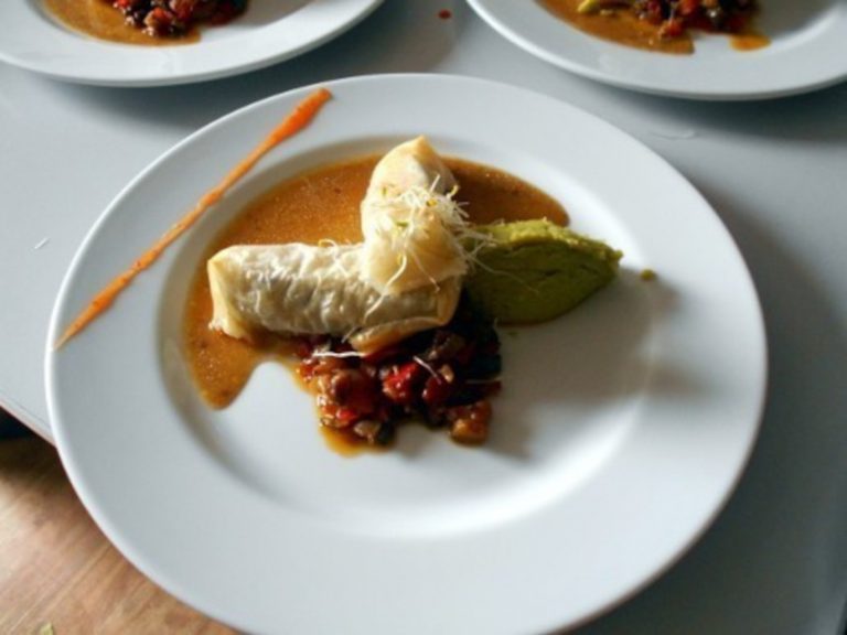 chou leaux de printemps de lotte, accompagnée d’une purée de pois cassées et mini ratatouille