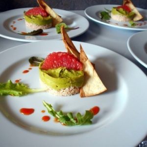 Crabe en mayonnaise légère, Guacamole, pamplemousse, croustille de fajitas et coulis acidulé de poivron