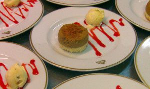 Entremet vanille, café, crème glacée vanille et coulis