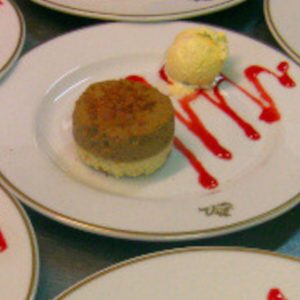 Entremet vanille, café, crème glacée vanille et coulis