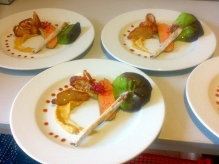 Foie gras cuit en lobe au naturel sel poivre, houmous, finger figue, croûton grillée
