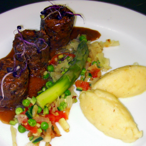 Moelleux de joue bœuf jus de viande au cèpe purée et légumes.