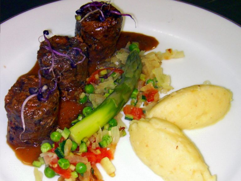 Moelleux de joue bœuf jus de viande au cèpe purée et légumes.