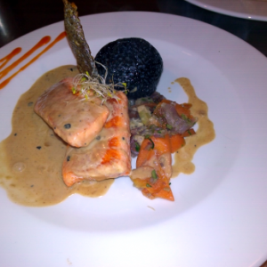 Pavé de saumon grillée, truffe de risotto nero à l’encre, fricassée de légumes sauce crémeuse infusé au champignon