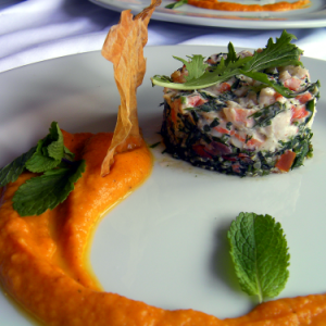 Tartare de crevette sauce cocktail sur un taboulé libanais de quinoa et crémeux de patate douce
