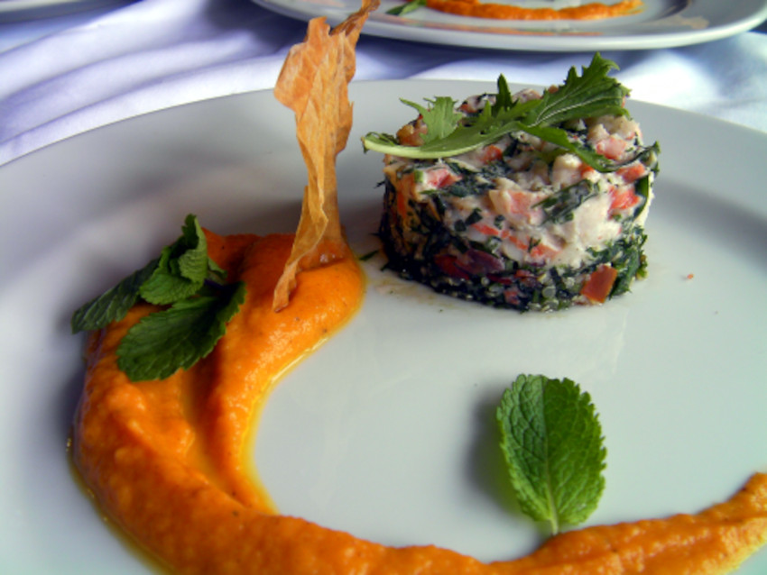Tartare de crevette sauce cocktail sur un taboulé libanais de quinoa et crémeux de patate douce