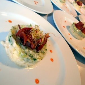 Tartare de st jacques à la courgette et huile de noix. Rémoulade de céleri et chips de mignon fumée